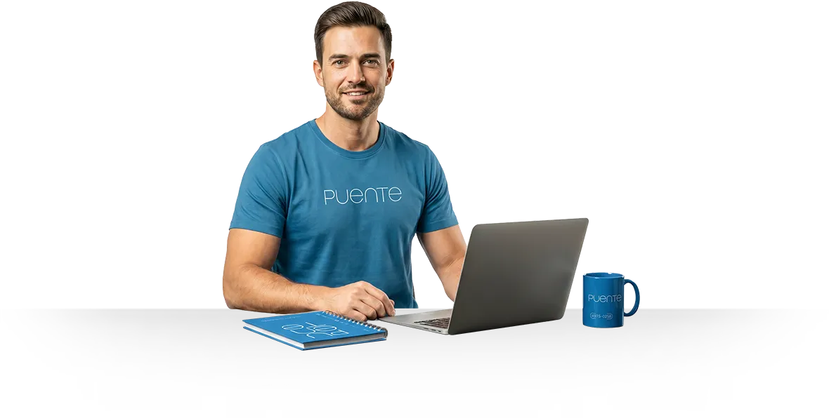 Integrante del equipo de Puente trabajando en su notebook